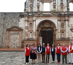 Doña Letizia junto a las autoridades que la recibieron a su llegada a La Antigua Guatemala